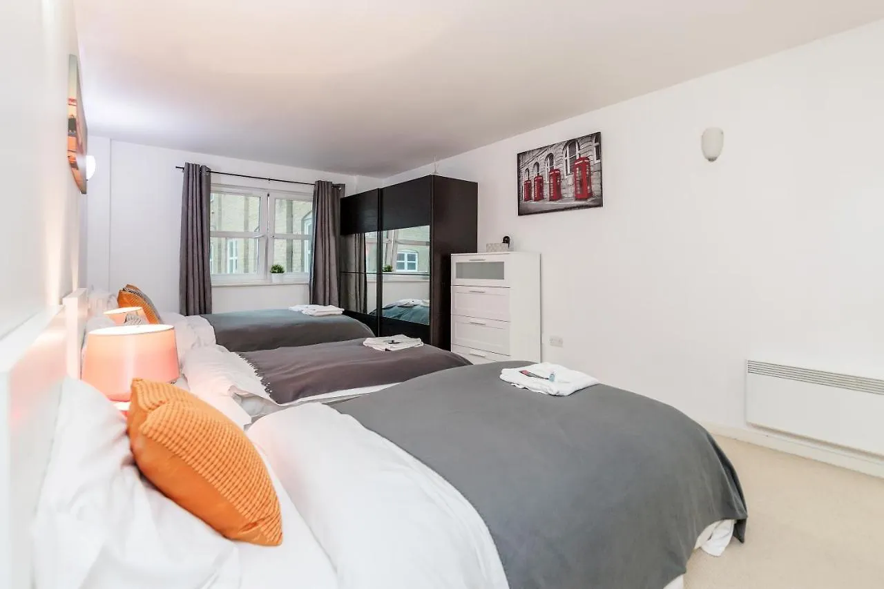 Larger Groups-London Excel -O2-Canarywharf Apartment London