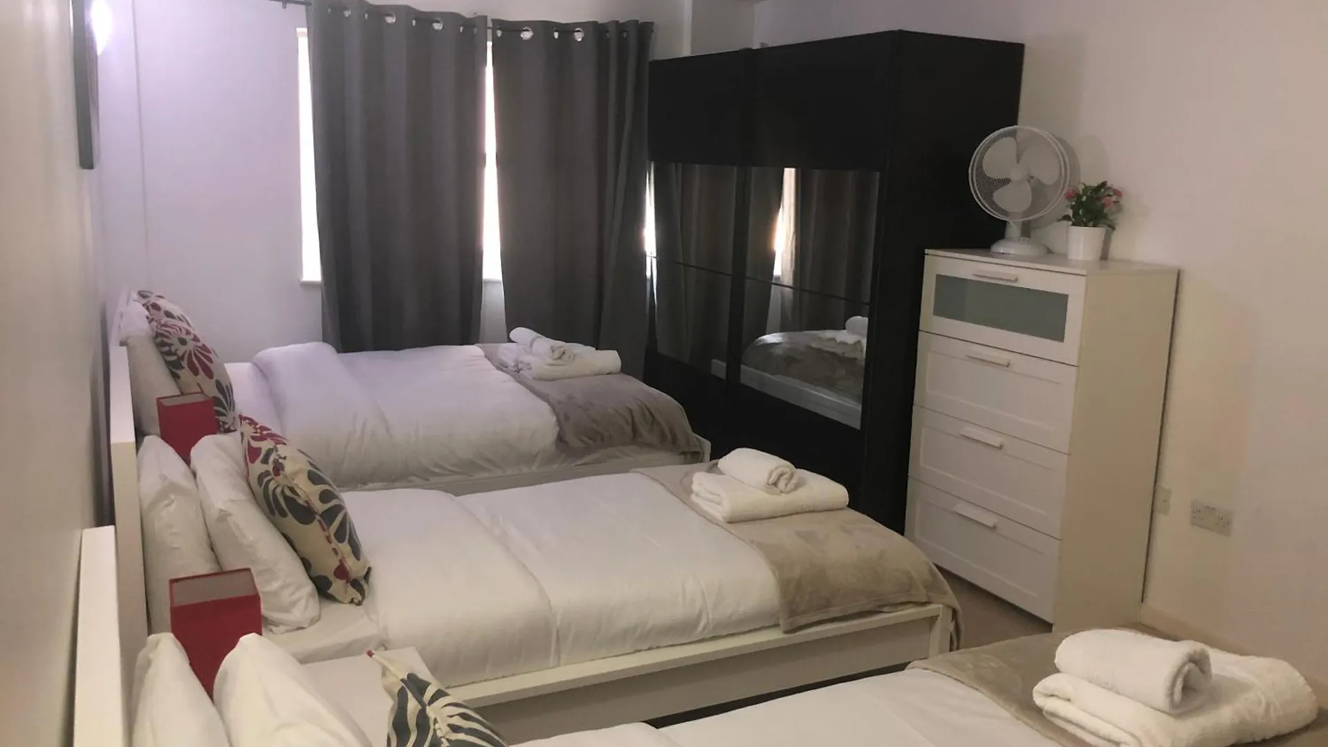 Larger Groups-London Excel -O2-Canarywharf Apartment