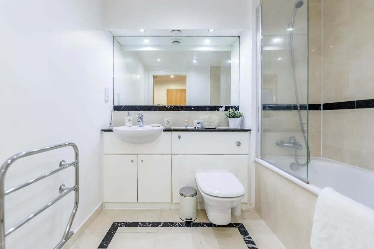 Larger Groups-London Excel -O2-Canarywharf Apartment